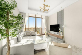 FIRST CLASS 1BR Luxurious Overlooking Pool